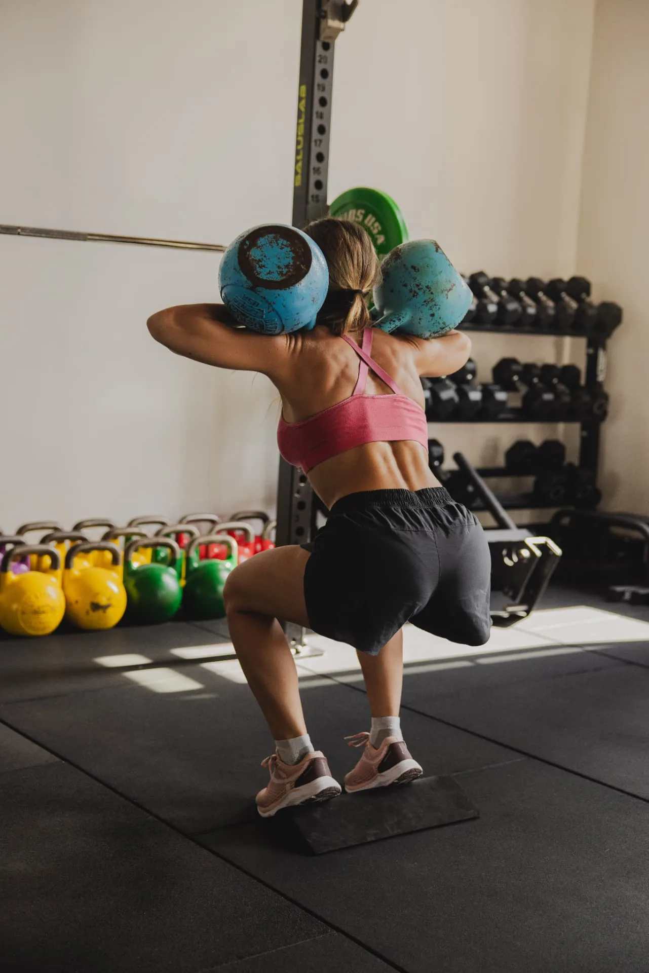 Atleta APEC durante un front squat con kettlebell