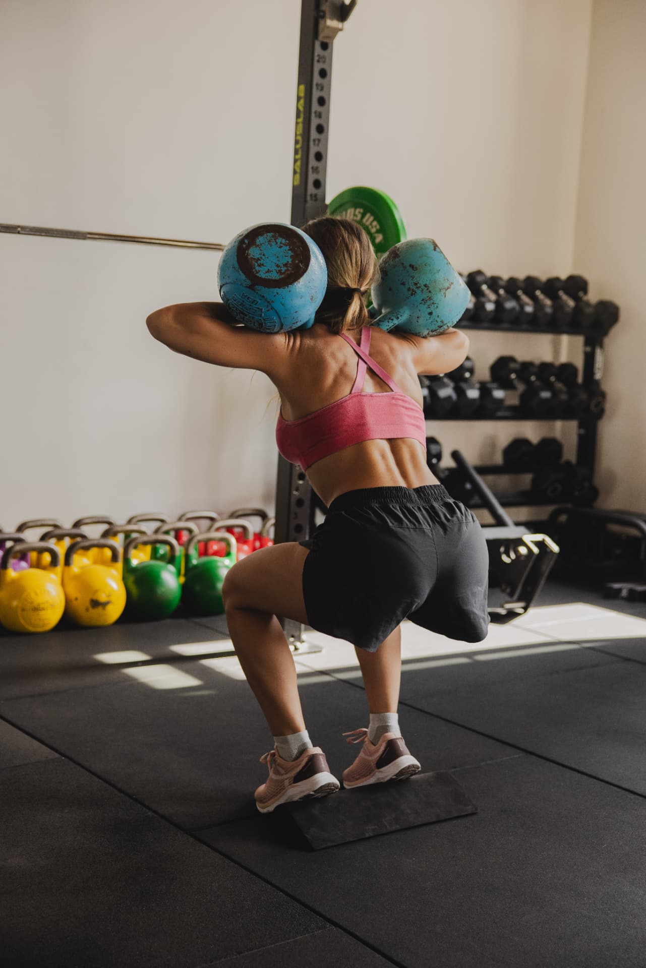 Atleta APEC durante un front squat con kettlebell